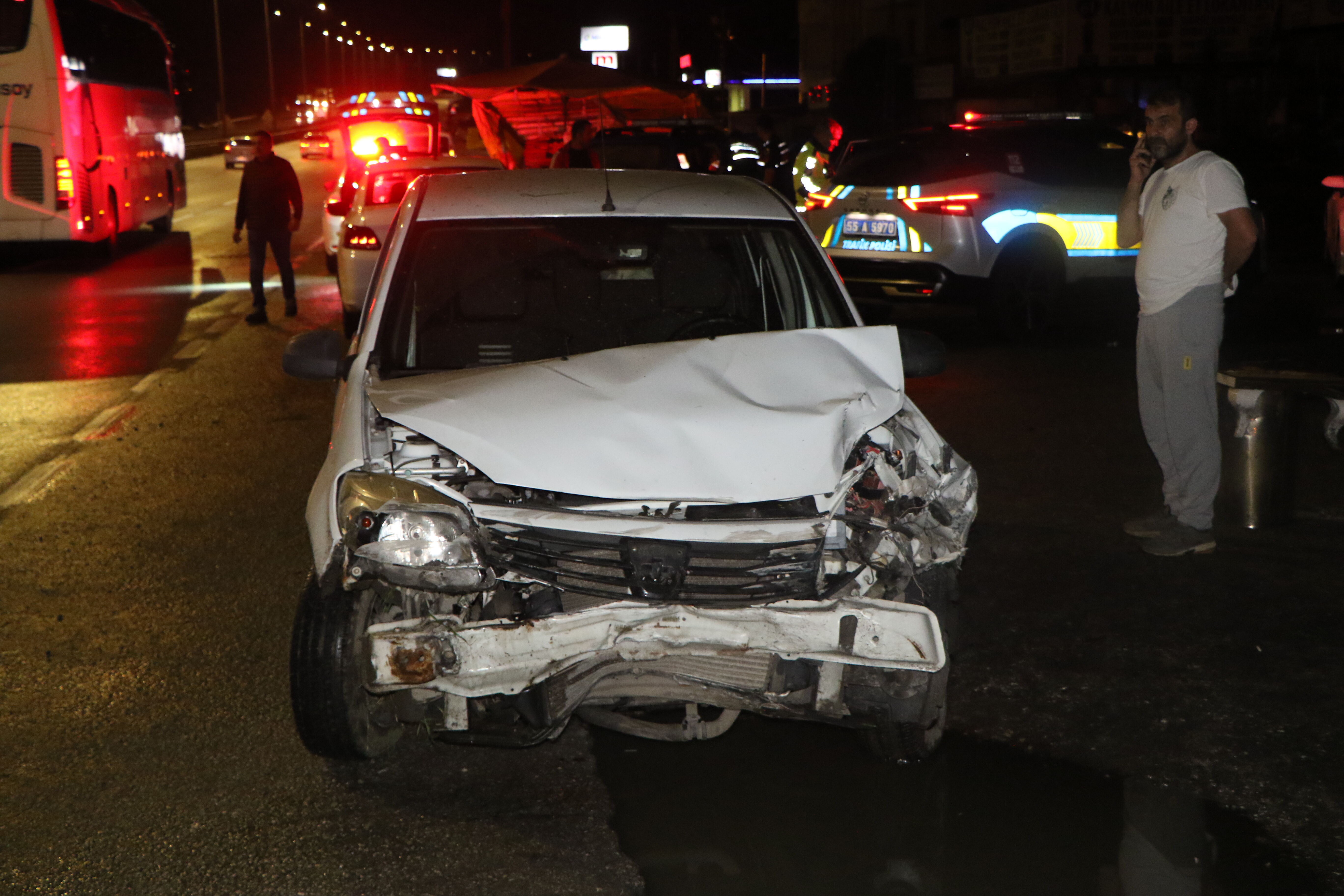 Samsun Atakum’da Otomobil Kamyonete Çarptı! 4 Kişi Yaralandı (3)