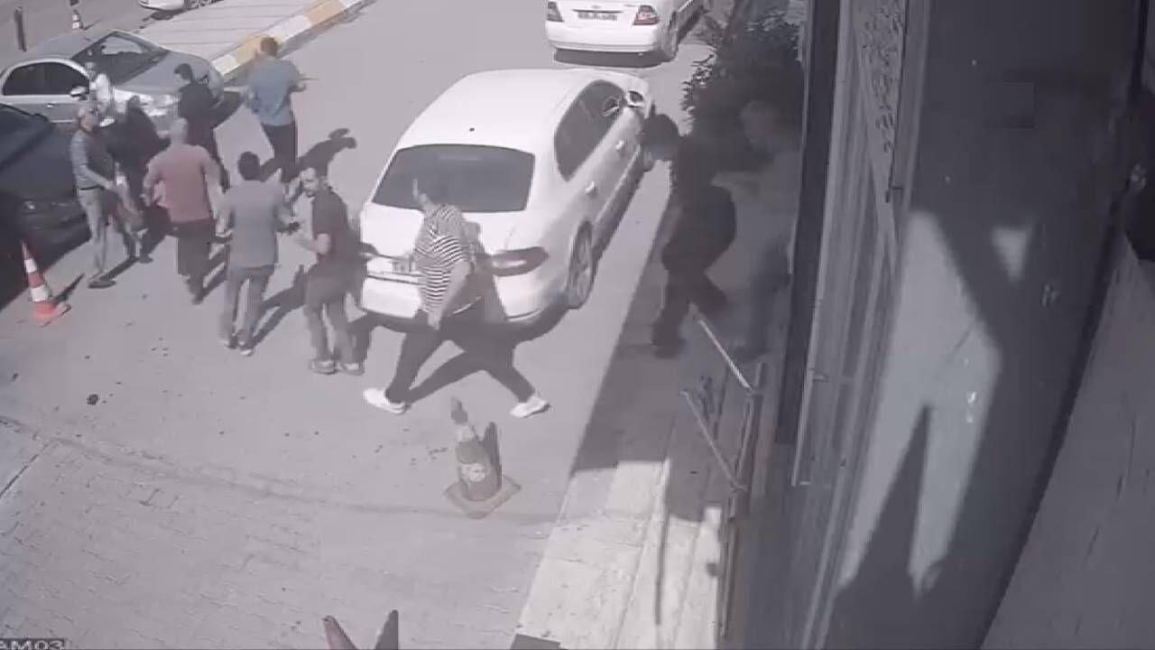 Şanlıurfa'da 5,4 büyüklüğündeki deprem anı güvenlik kamerasında