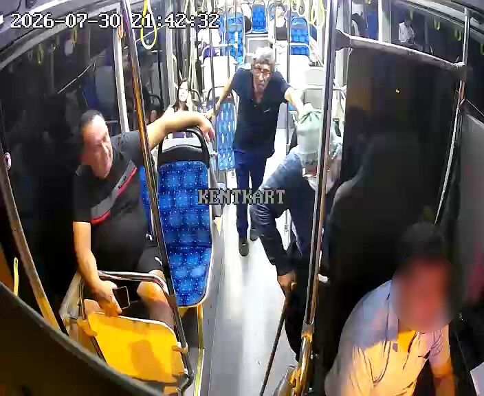 Şikayetleri Araştırmak Için Yaşlı Adam Kılığına Girdi! 20 Otobüsü Tek Tek Denetledi (4)