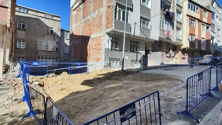 Sultangazi'de Hafriyat Çalışması Sırasında Temelinde Kayma Olan 4 Katlı Bina Tahliye Edildi