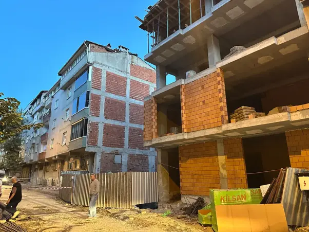 Sultangazi'de Kolonlarından Ses Gelen 5'Er Katlı 2 Bina Tahliye Edildi