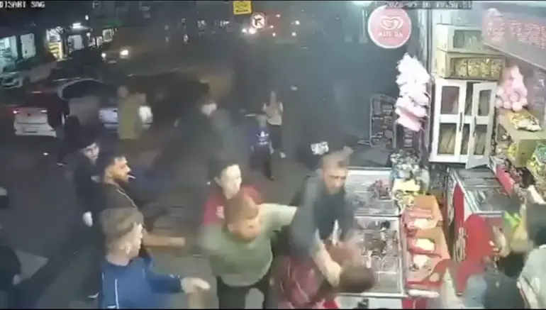 Taciz iddiası kavgaya dönüştü! Eski komşusunu ve eşini darbettiler