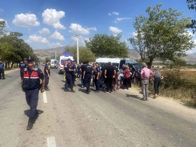 Tarım Işçilerini Taşıyan Minibüs, Ağaca Çarptı; 14 Yaralı