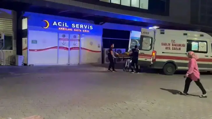 Kalabalık gruba laf attı, dayak yedi: Silahı çekip yanlışlıkla kendini vurdu
