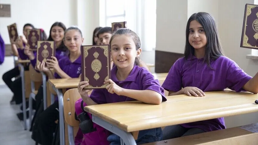 Seçmeli Kur’an-ı Kerim dersini seçenlere Kur’an-ı Kerim hediyesi