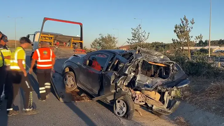 Tir Hafif Ticari Araca Çarptı; 1'I Çocuk, 5 Yaralı