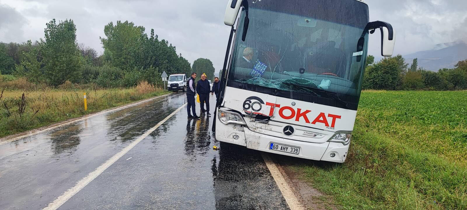 Tokat'ta Yolcu Otobüsü Kamyonete Arkadan Çarptı! 2 Kişi Yaralandı (1)