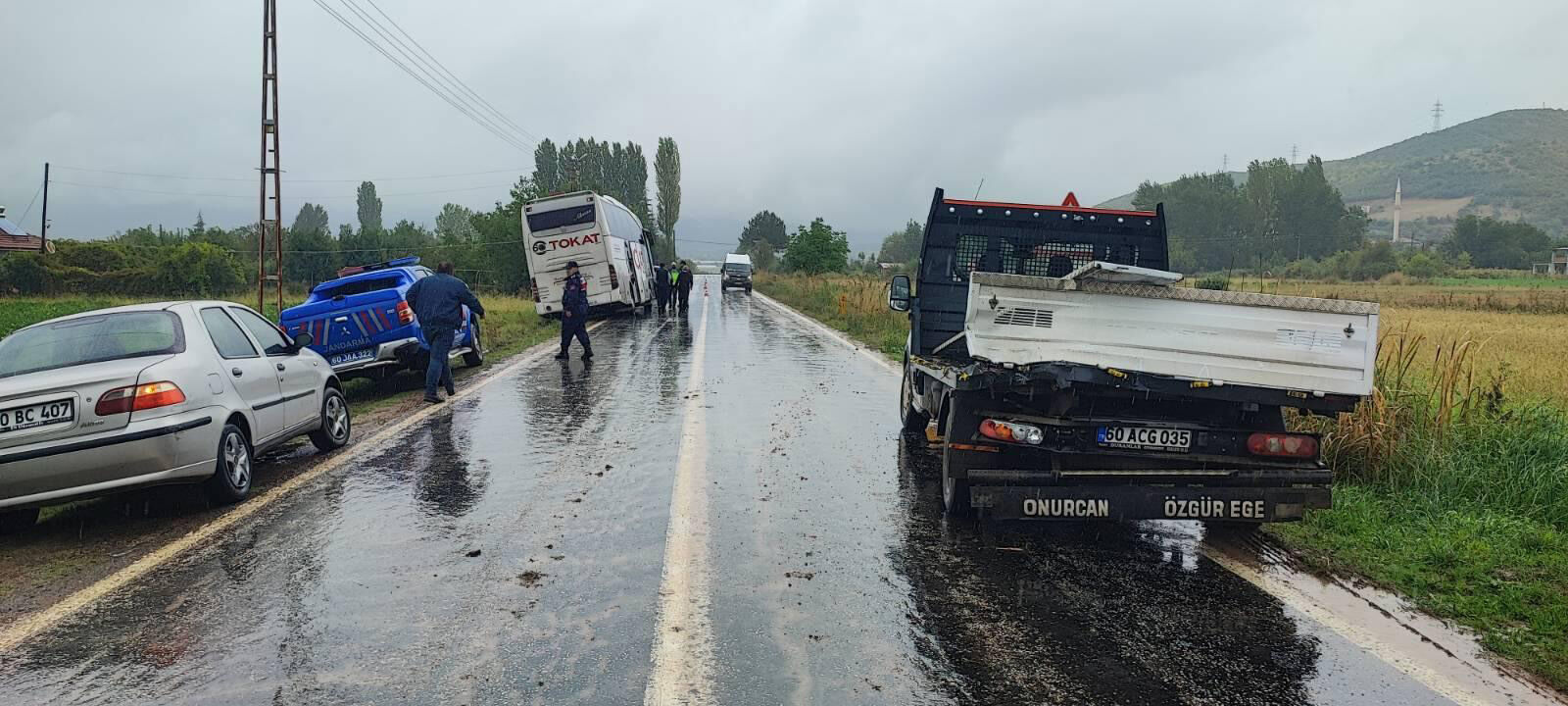 Tokat'ta Yolcu Otobüsü Kamyonete Arkadan Çarptı! 2 Kişi Yaralandı (2)