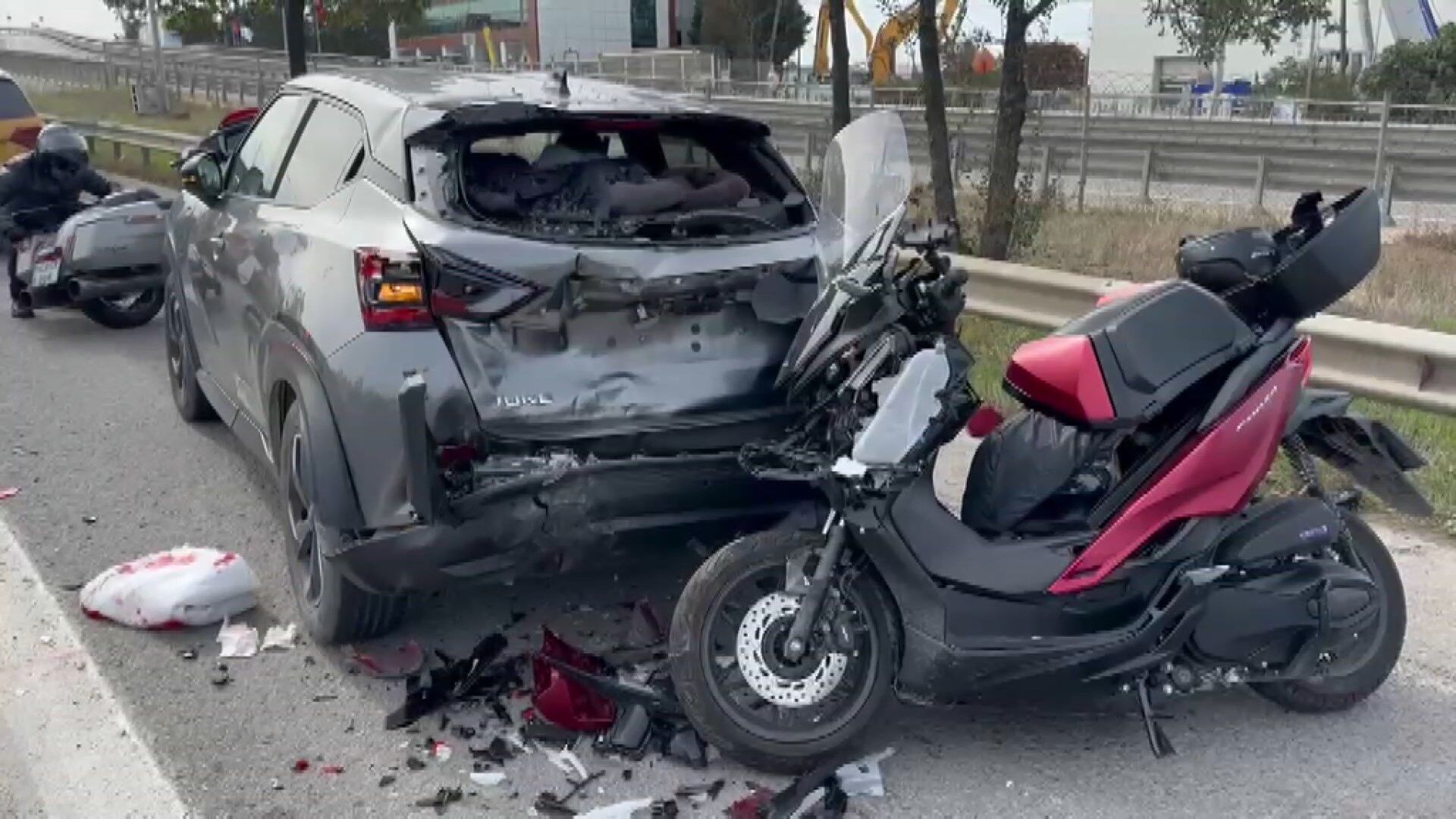 Tuzla Tem Otoyolu’nda Motosikletli Polis Otomobile Çarptı (1)