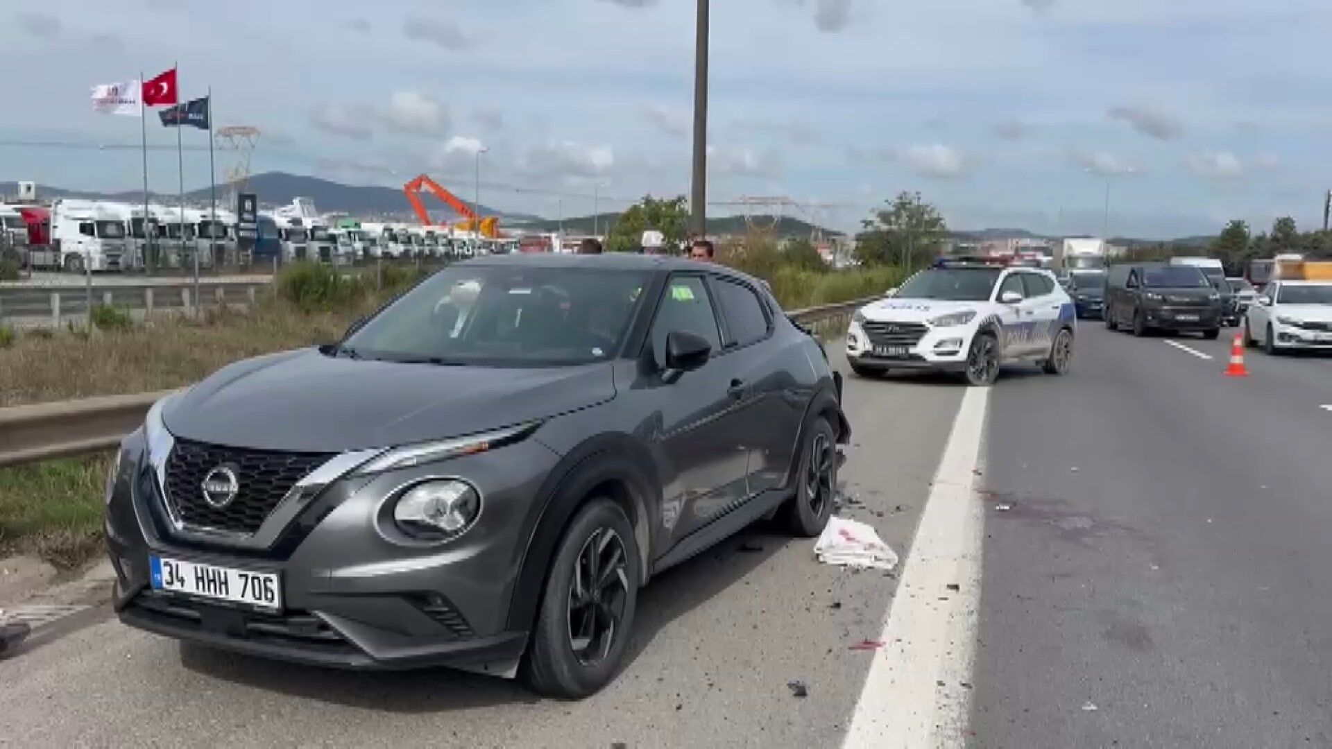 Tuzla Tem Otoyolu’nda Motosikletli Polis Otomobile Çarptı (3)