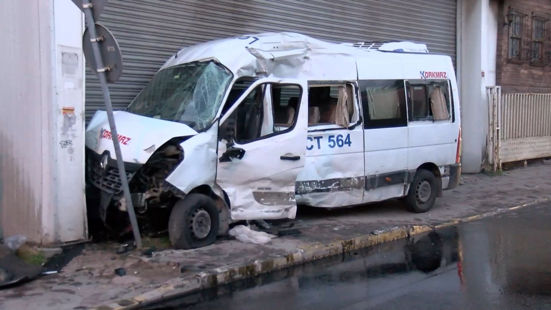 Ümraniye’de Servis Minibüsü Atık Kamyonuyla Çarpıştı! 2 Kişi Yaralandı (1)