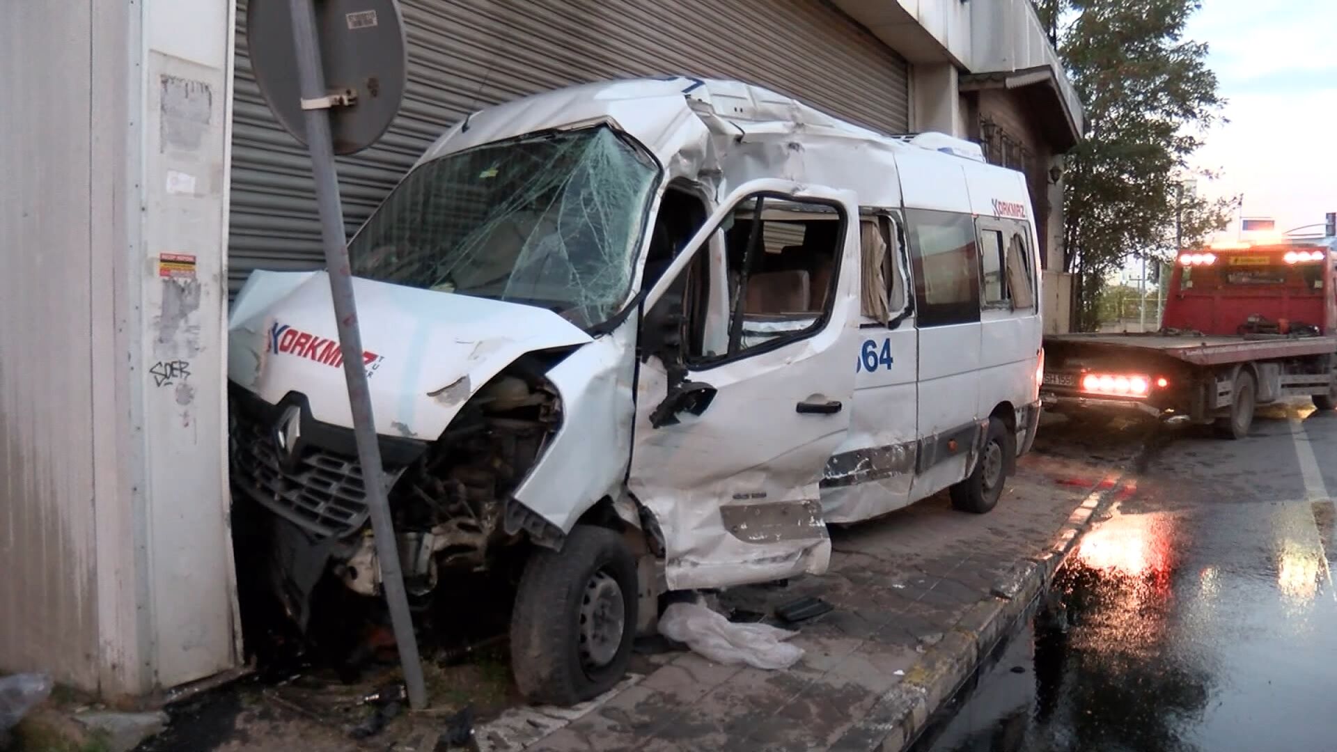 Ümraniye’de Servis Minibüsü Atık Kamyonuyla Çarpıştı! 2 Kişi Yaralandı (2)