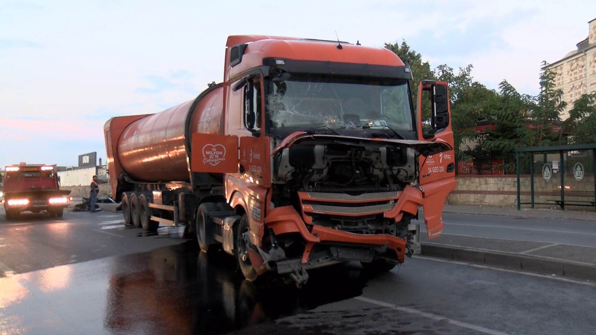 Ümraniye’de Servis Minibüsü Atık Kamyonuyla Çarpıştı! 2 Kişi Yaralandı (4)