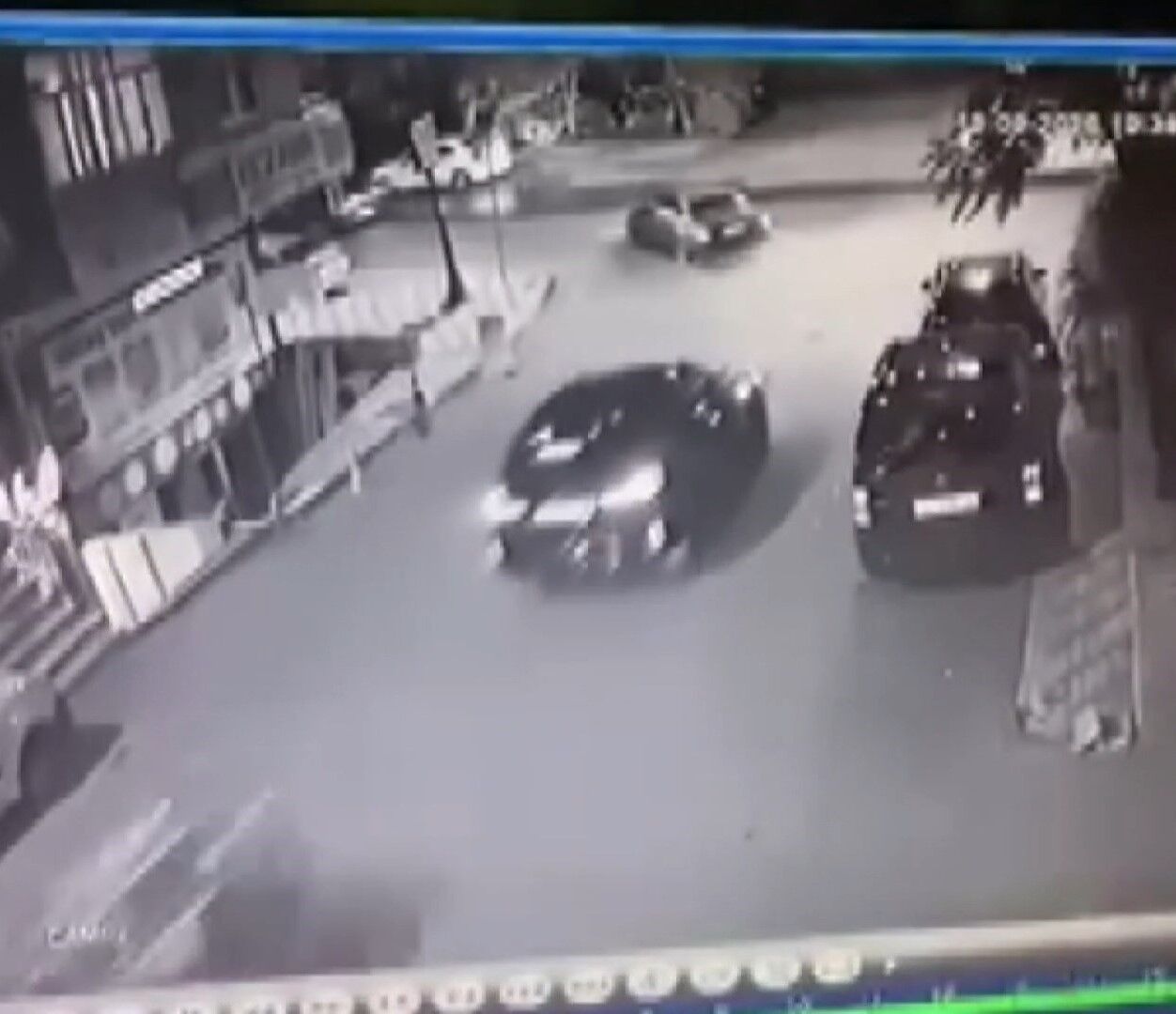 Üsküdar’da Motokurye Otomobile Arkadan Çarptı! Kaza Anı Kamerada (1)-1