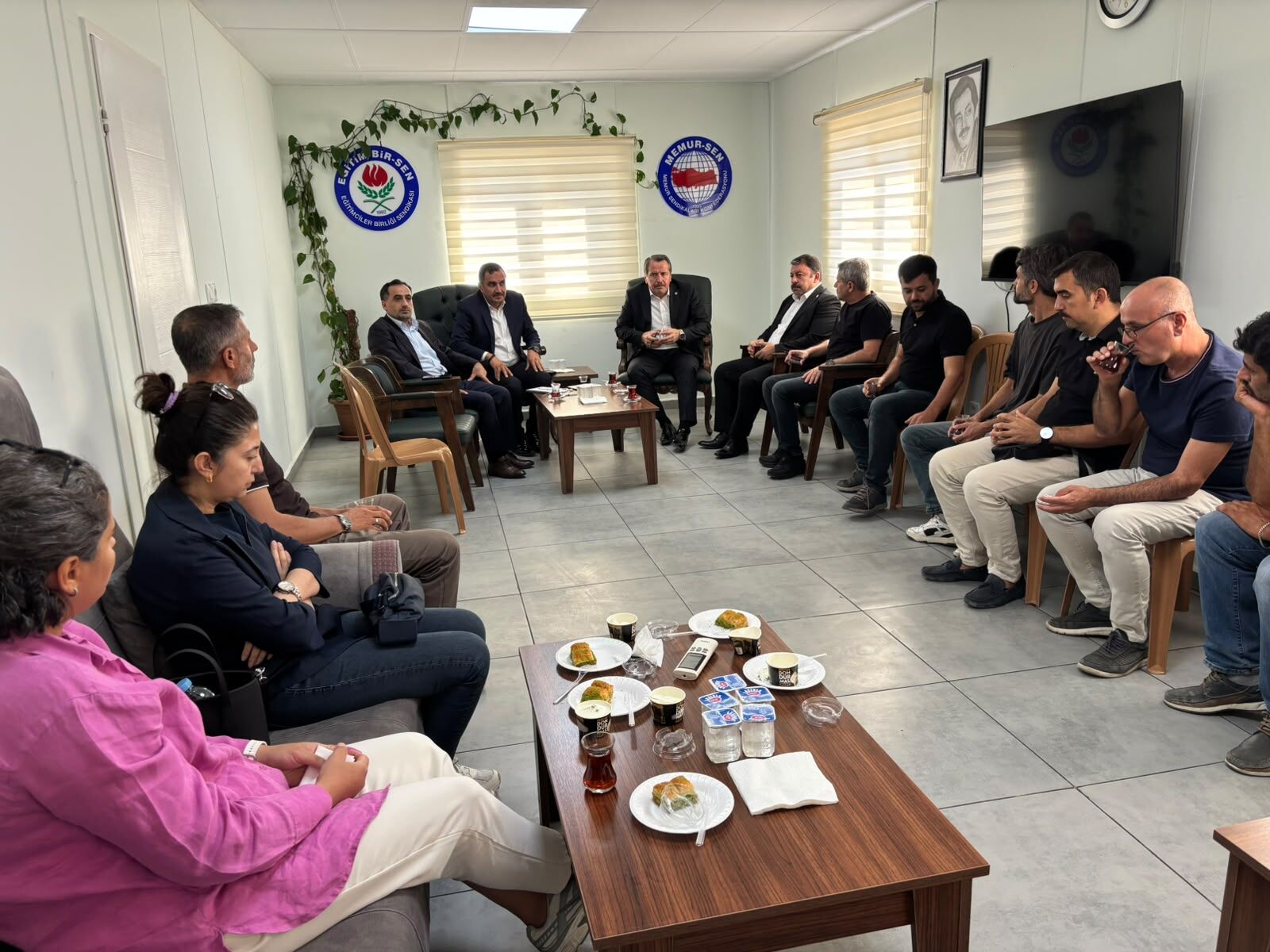 Ali Yalçın, Kahramanmaraş’ta Ayser Çalık Ortaokulu öğretmenleriyle bir araya geldi-1