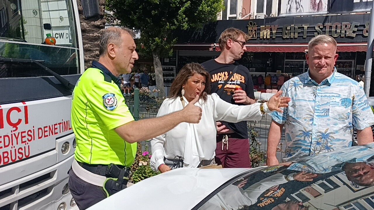 Yayalara Yol Veren Turistin Aracına Minibüs Çarptı (1)
