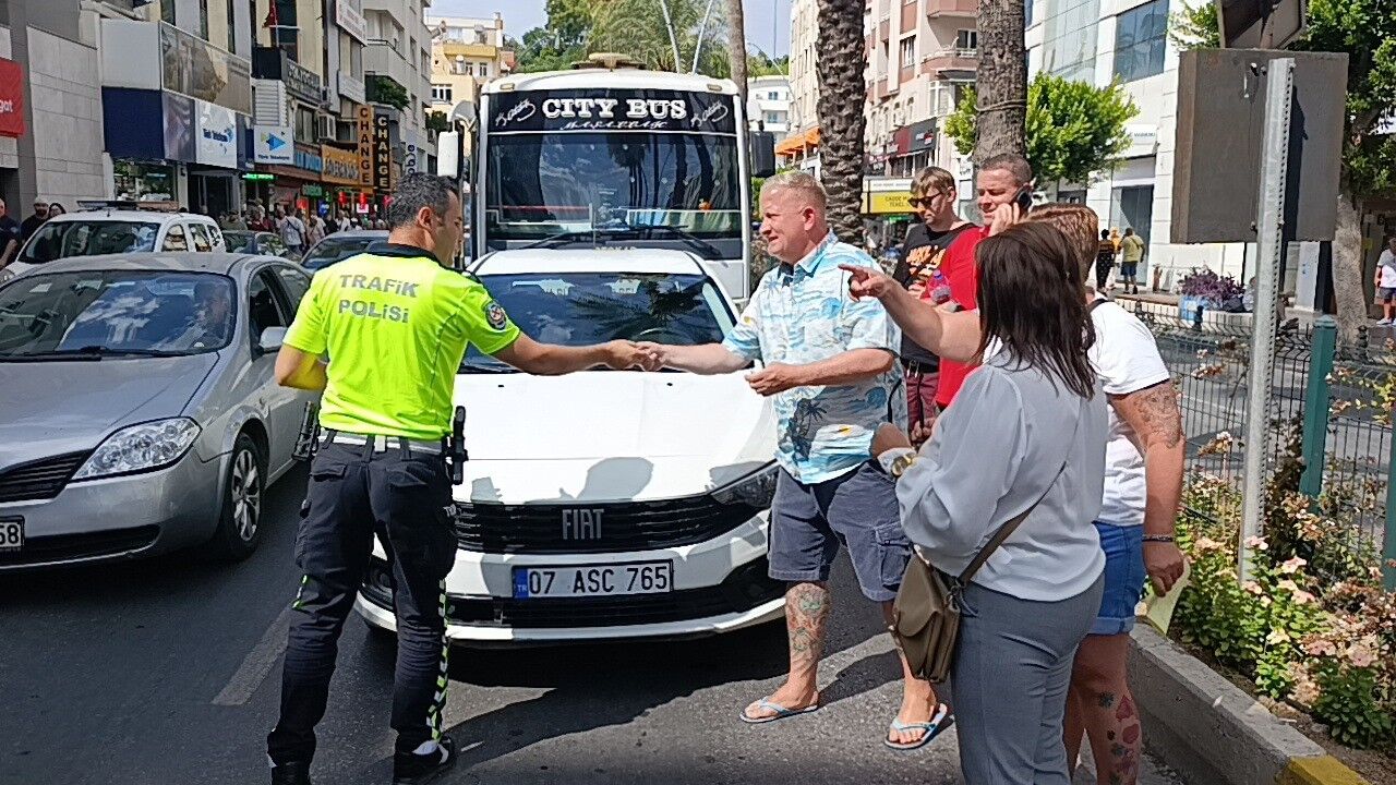 Yayalara Yol Veren Turistin Aracına Minibüs Çarptı (2)