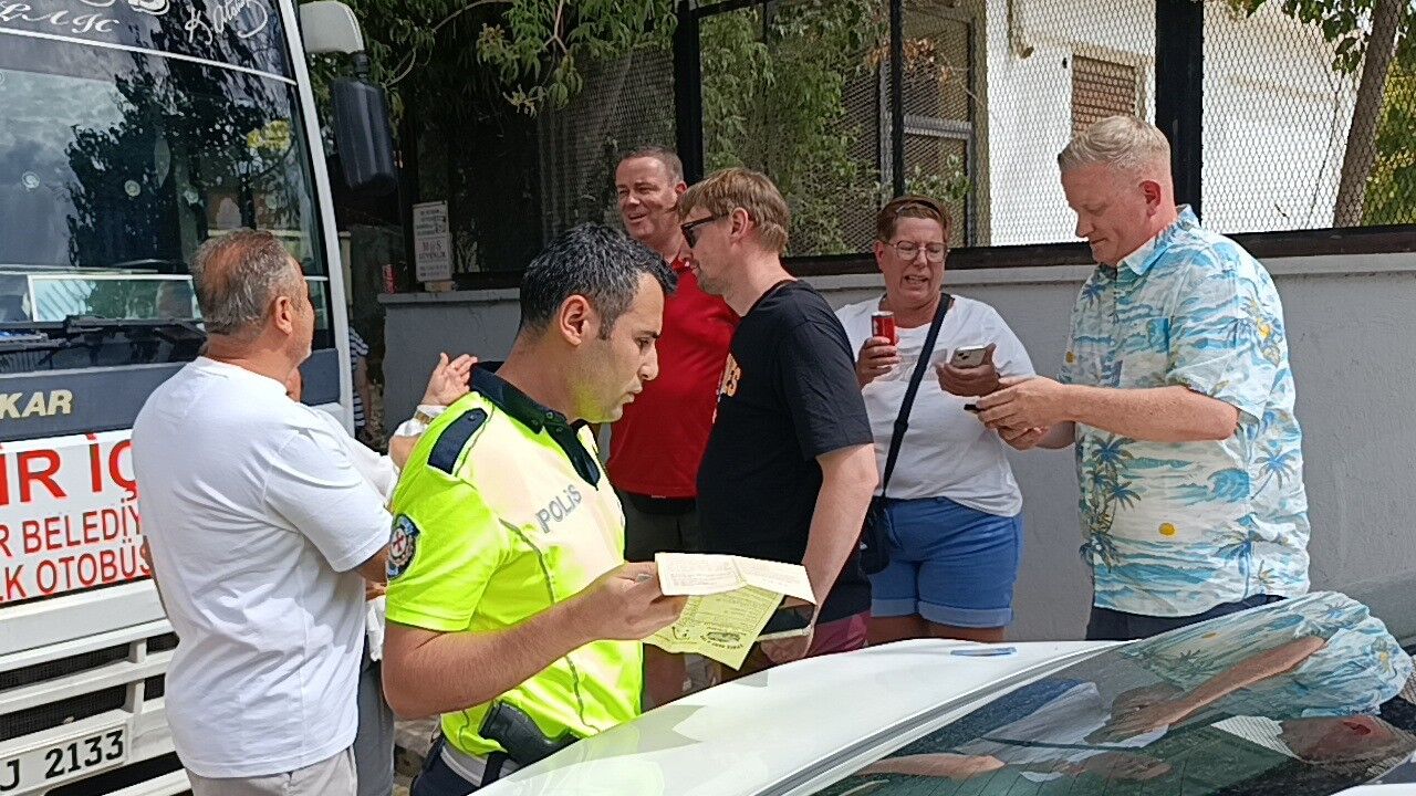 Yayalara Yol Veren Turistin Aracına Minibüs Çarptı (3)
