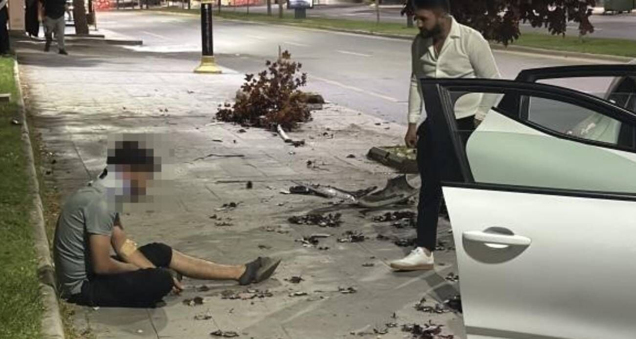 Kontrolden çıkan otomobil aydınlatma direğine saplandı: 4 yaralı