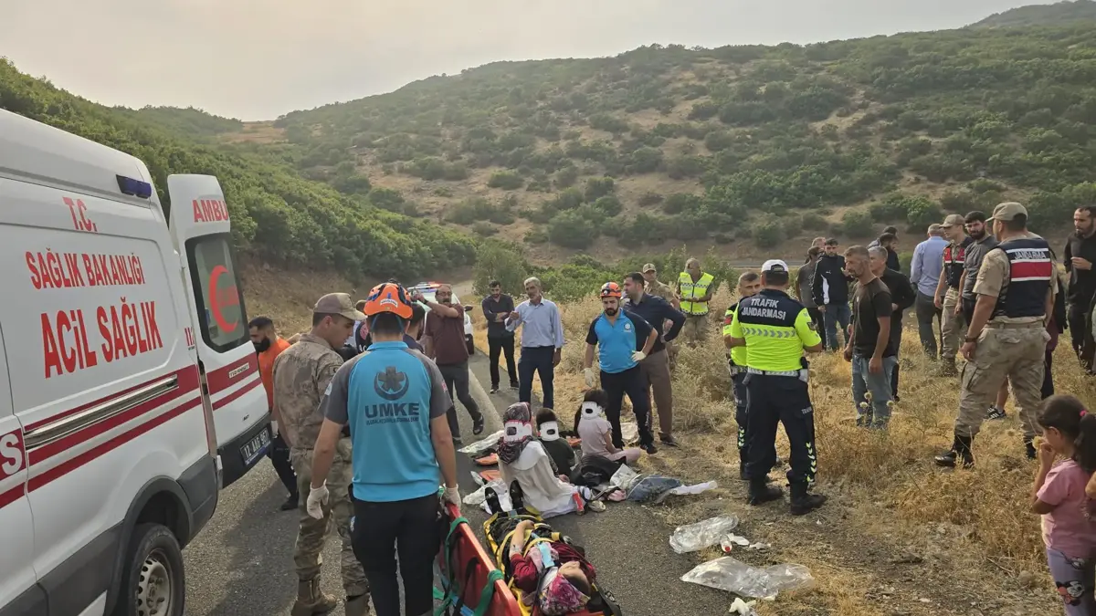 Yolcu Minibüsü Şarampole Devrildi: 10 Kişi Yaralandı