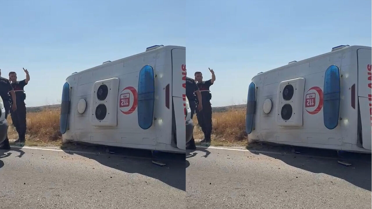 Zincirleme Kazaya Karışan Ambulans Devrildi: 3'ü Sağlık Personeli, 5 Yaralı