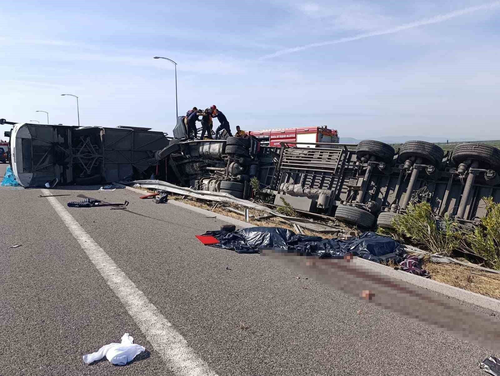 Manisa'da tır ile yolcu otobüsü çarpıştı: 4 kişi hayatını kaybetti, çok sayıda yaralı