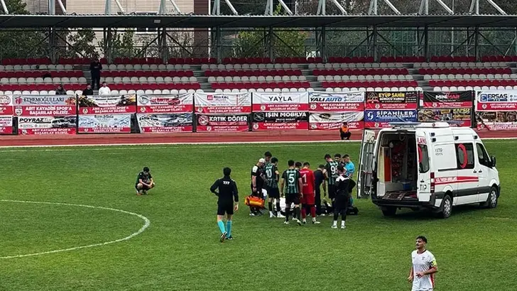 Maçın son dakikalarında fenalaşan futbolcu kalp krizi geçirdi