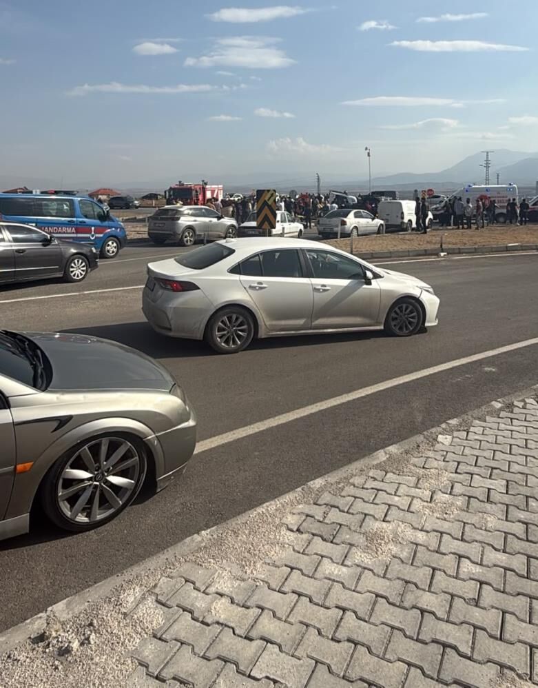 MHP'li milletvekili ve il başkanının konvoyunda kaza: 1 ölü, 4 yaralı