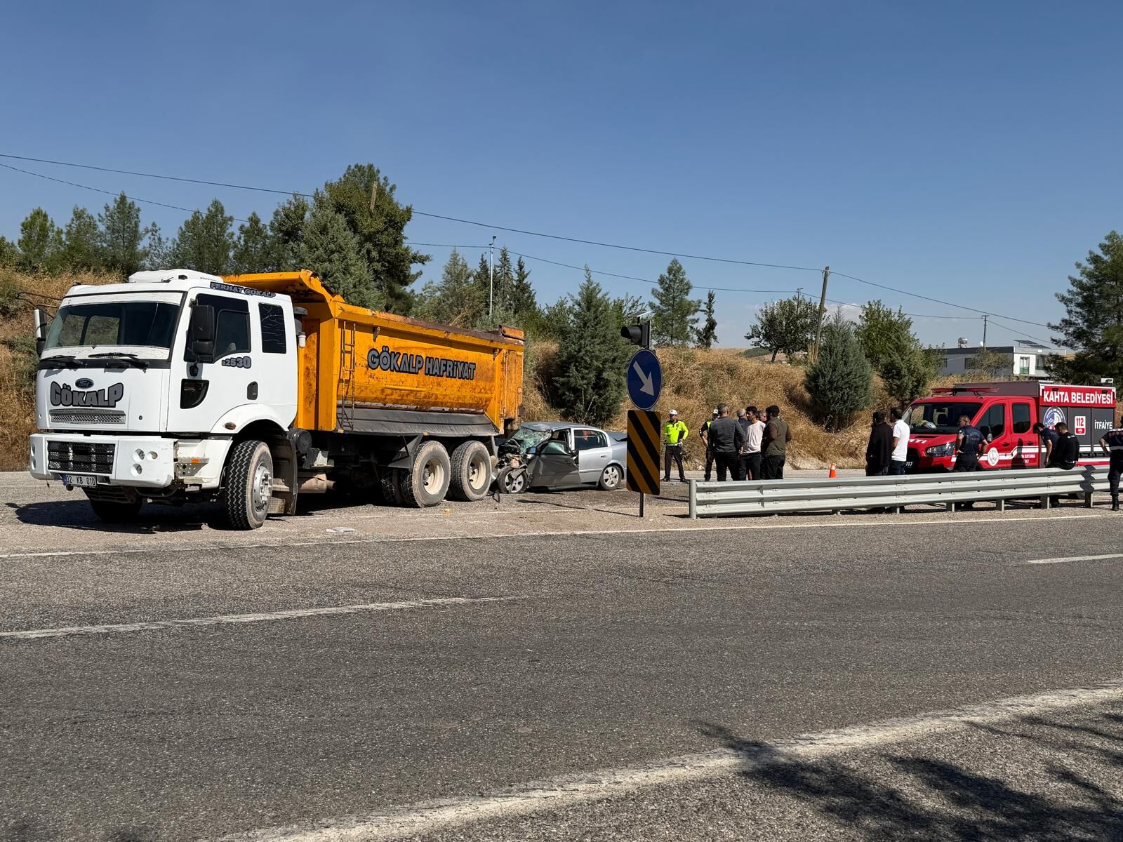 Adıyaman'da Otomobil Hafriyat Kamyonuna Çarptı! 2'Si Ağır 3 Yaralı (1)