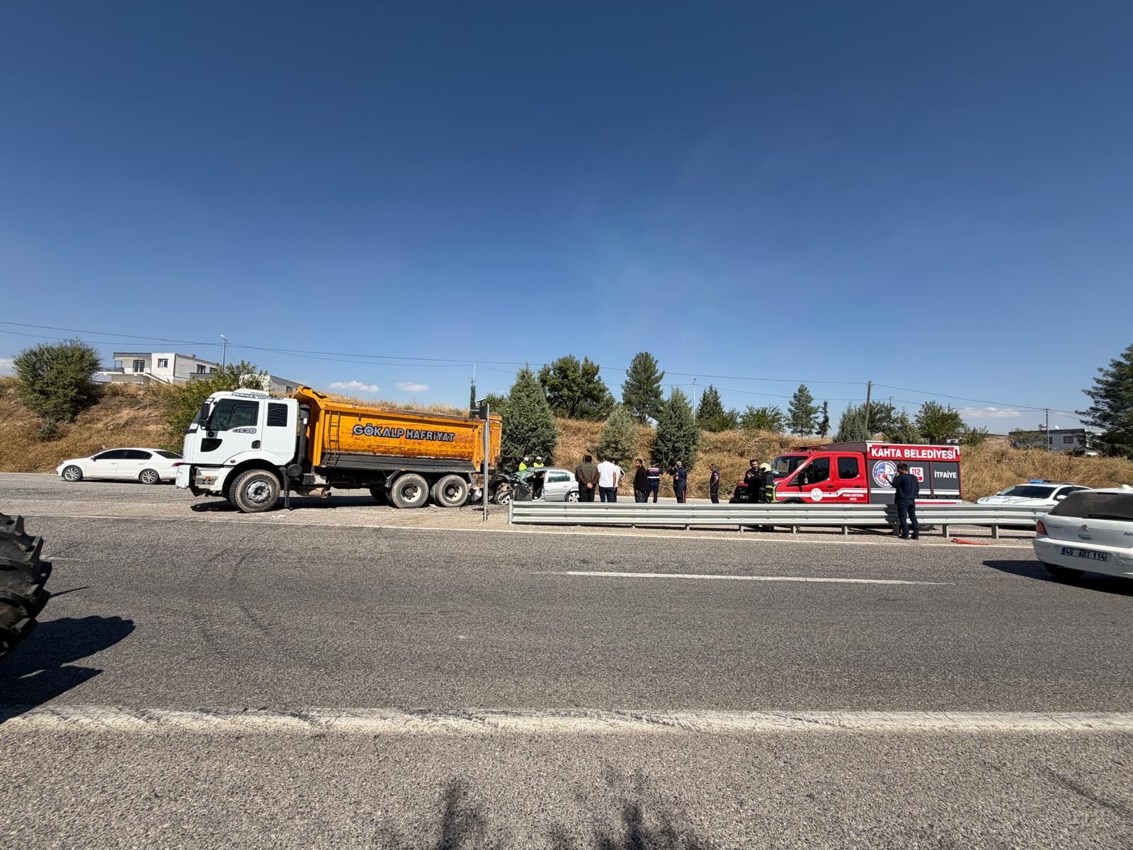 Adıyaman'da Otomobil Hafriyat Kamyonuna Çarptı! 2'Si Ağır 3 Yaralı (2)