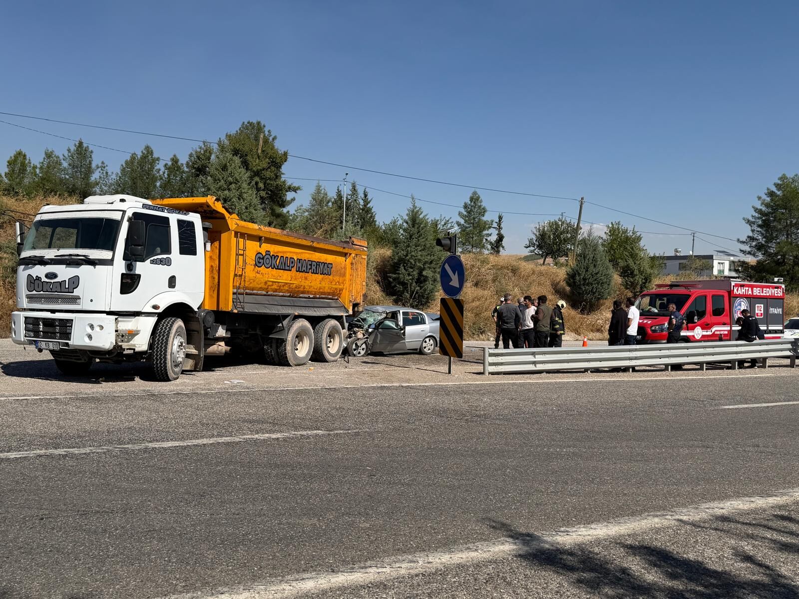 Adıyaman'da Otomobil Hafriyat Kamyonuna Çarptı! 2'Si Ağır 3 Yaralı (4)