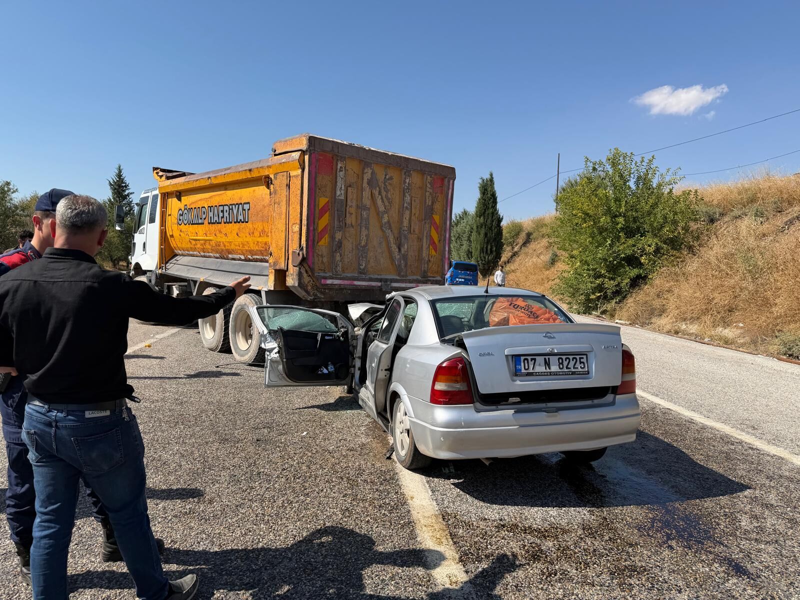 Adıyaman'da Otomobil Hafriyat Kamyonuna Çarptı! 2'Si Ağır 3 Yaralı (5)