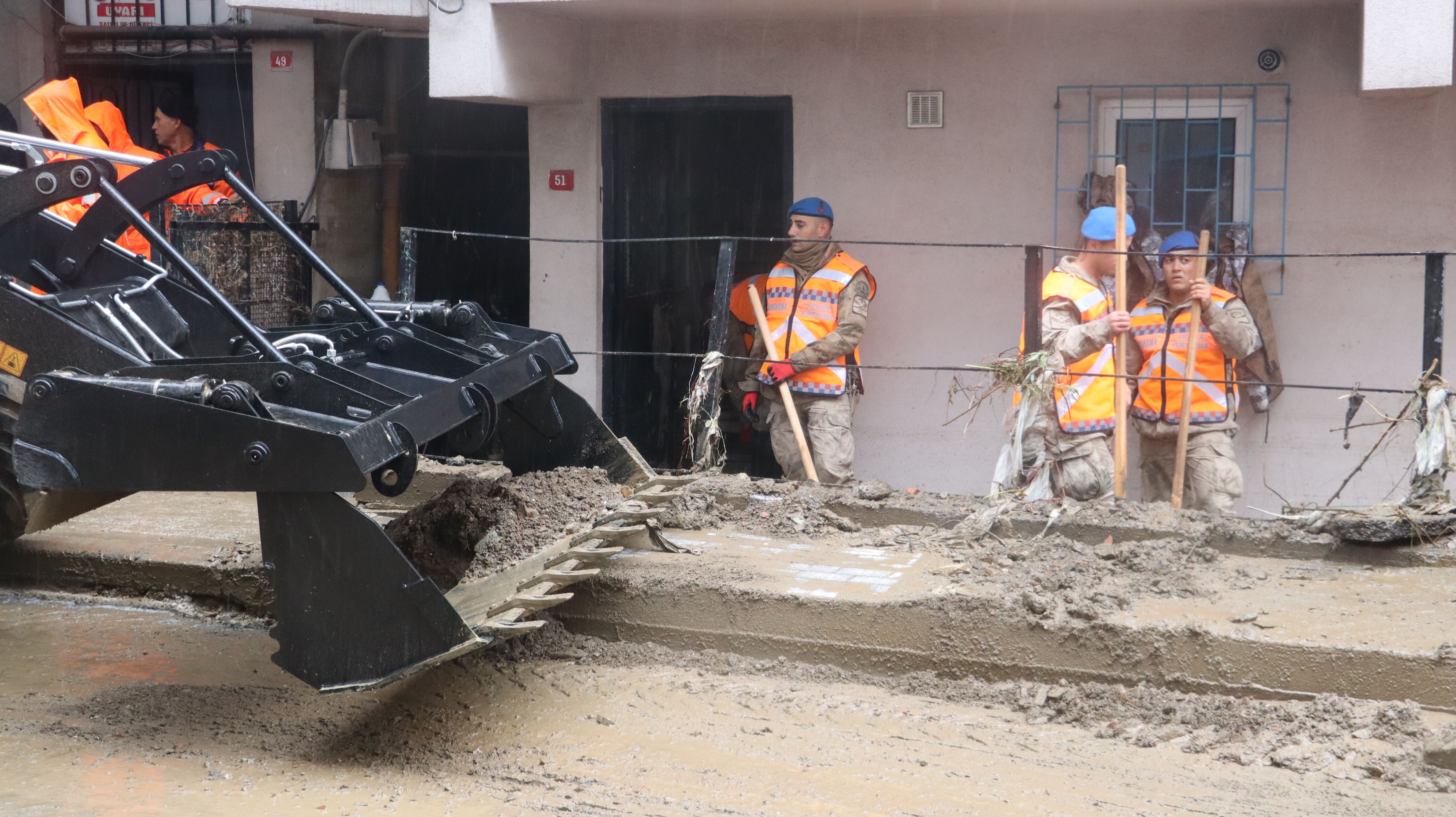 Ayazağa'da Sel Sonrası Temizliğe Jandarma Destek Verdi