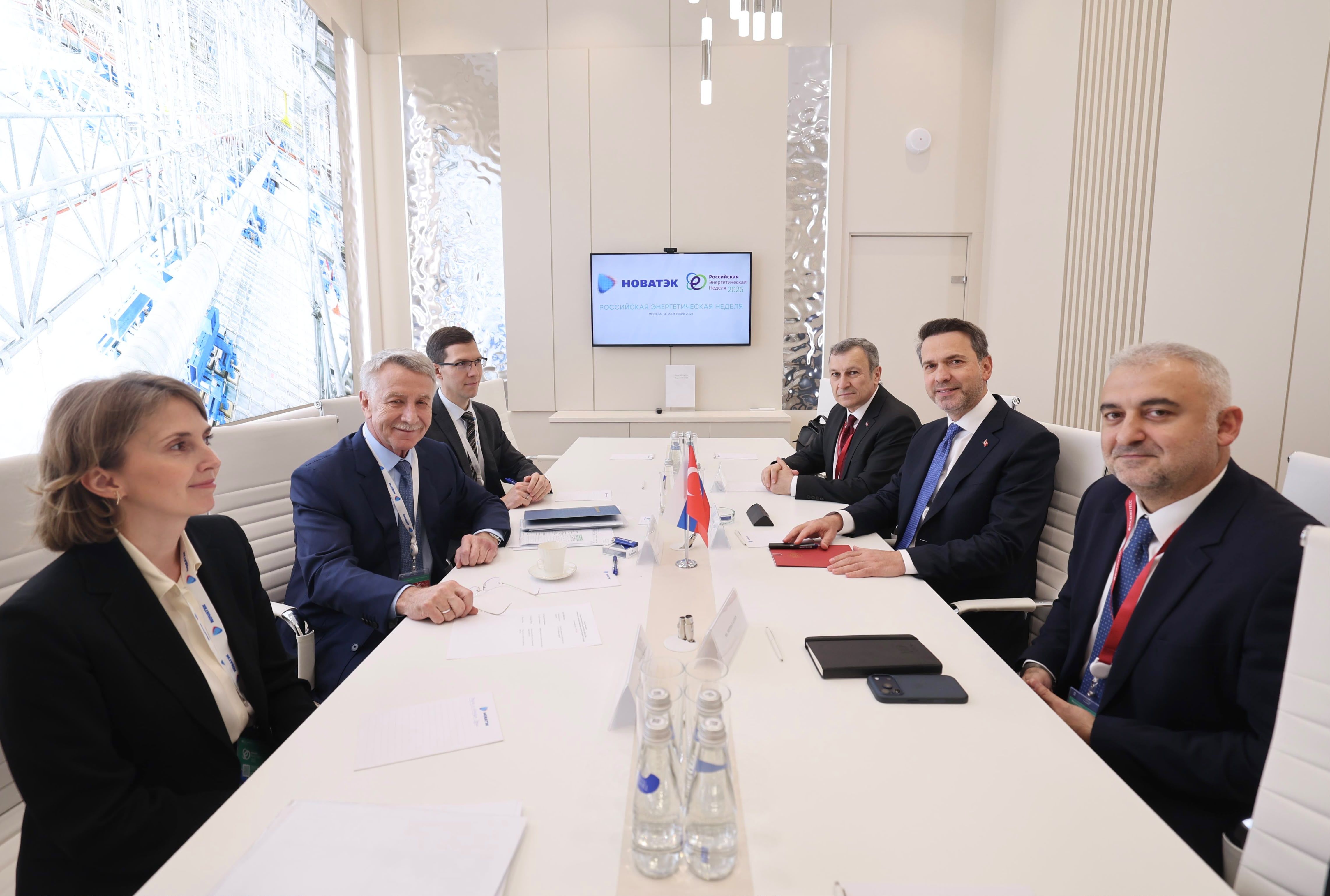 Bayraktar: Petrol ve Doğal Gaz Hattı Kapasiteleri Kullanılmalı