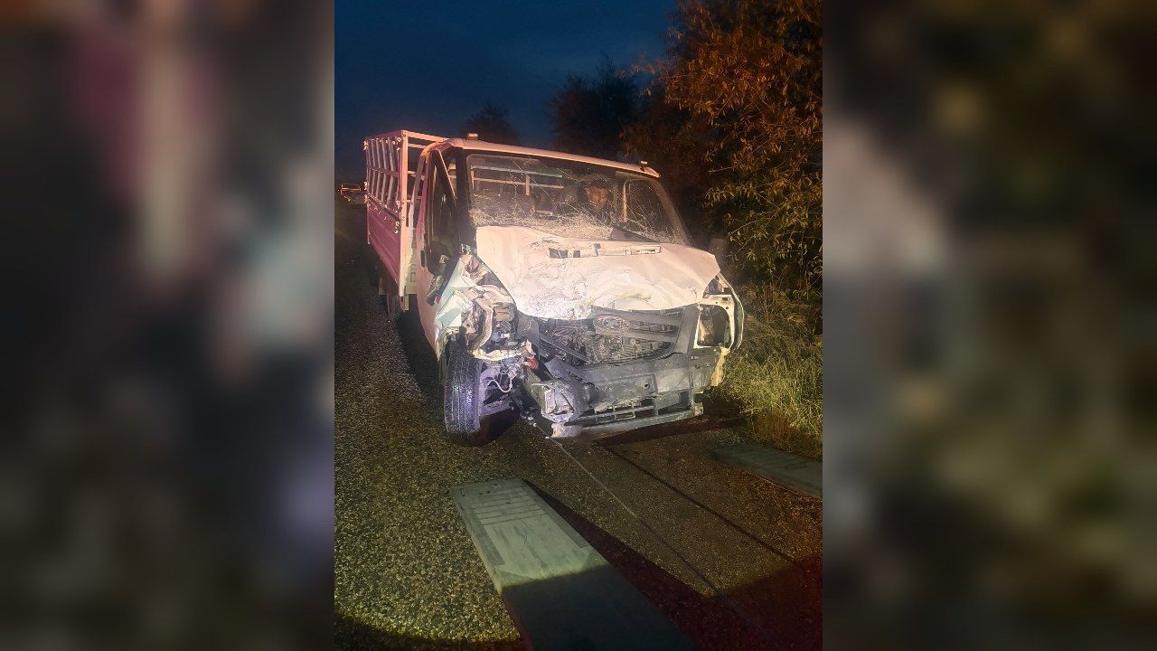 Besni'de Kamyonet ile Traktör Çarpıştı: 2 Sürücü Yaralandı