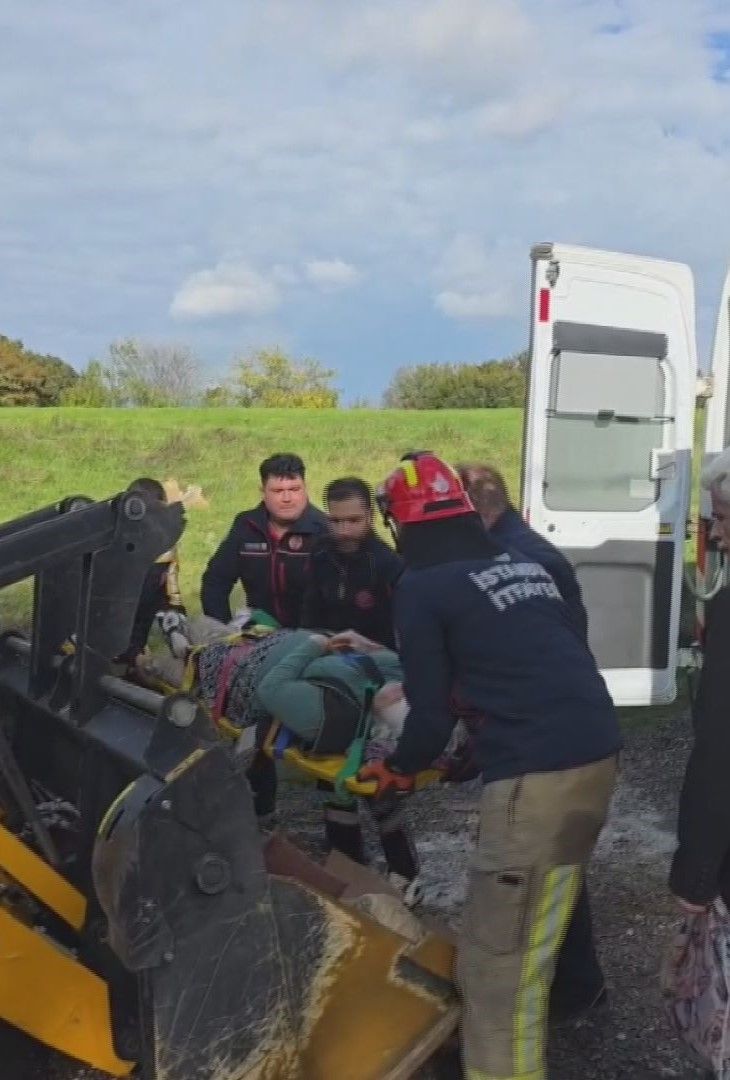 Çatalca'da sağanakta dere taştı; kolu kırılan kadın kepçeyle karşıya geçirildi
