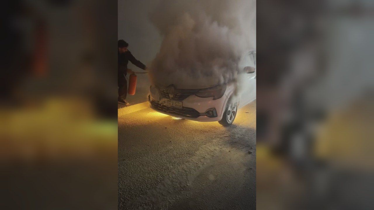 Sultangazi'de Seyir Halindeki Otomobil Alev Alev Yandı