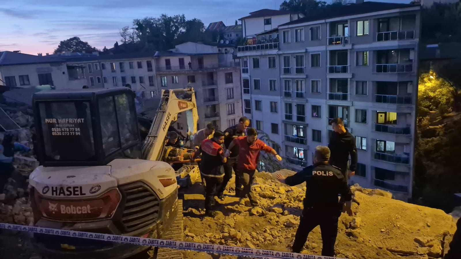 Zonguldak'ta 3 Katlı Bina Çöktü; Enkazdan 1 Kişi Kurtarıldı