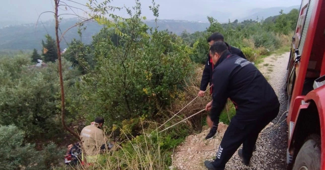 Defne'de kayalıklardan düşen vatandaş yaralandı