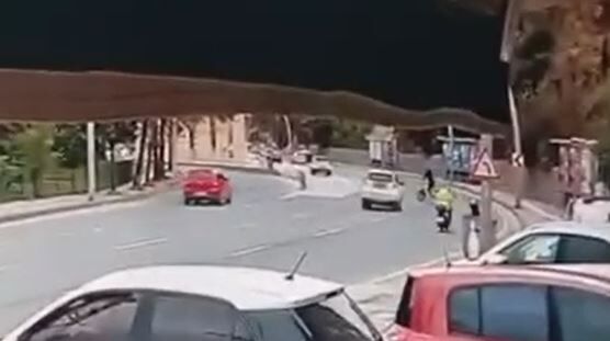 Ankara’da Otomobil Ile Elektrikli Bisiklet Çarpıştı Sürücü Ağır Yaralandı (2)