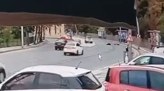 Ankara’da Otomobil Ile Elektrikli Bisiklet Çarpıştı Sürücü Ağır Yaralandı (3)