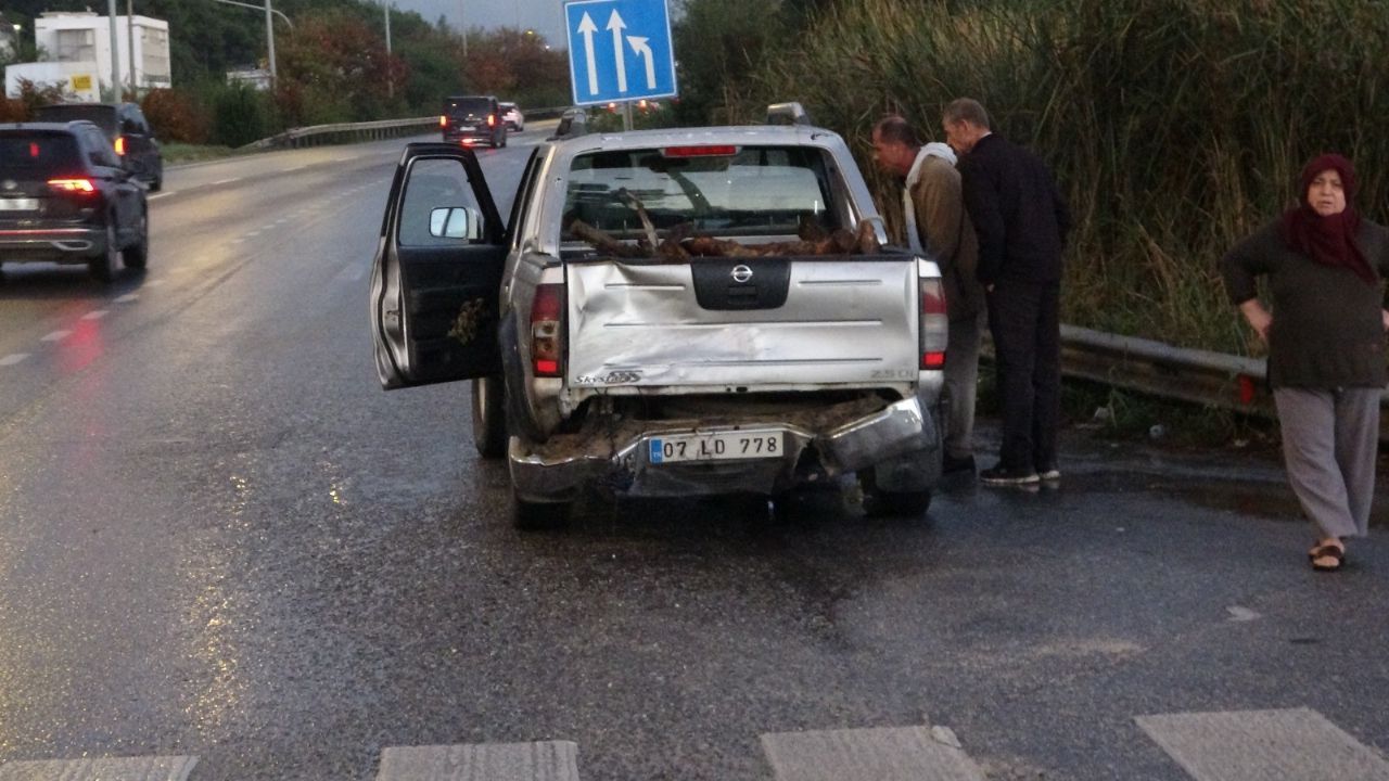 Antalya'da Kamyon Kırmızı Işıkta Bekleyen Araçlara Çarptı! 2 Kişi Yaralandı (5)