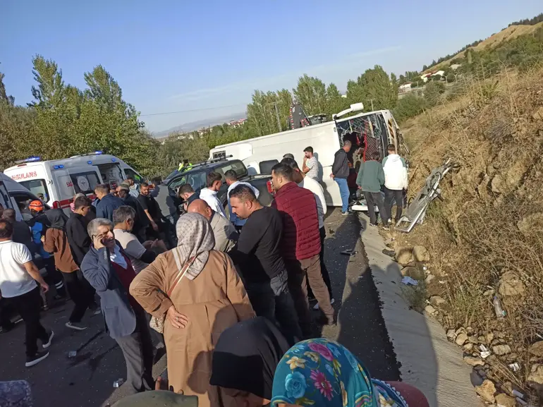 Bingöl’de Midibüs Ile Kamyonet Çarpıştı; 12 Yaralı