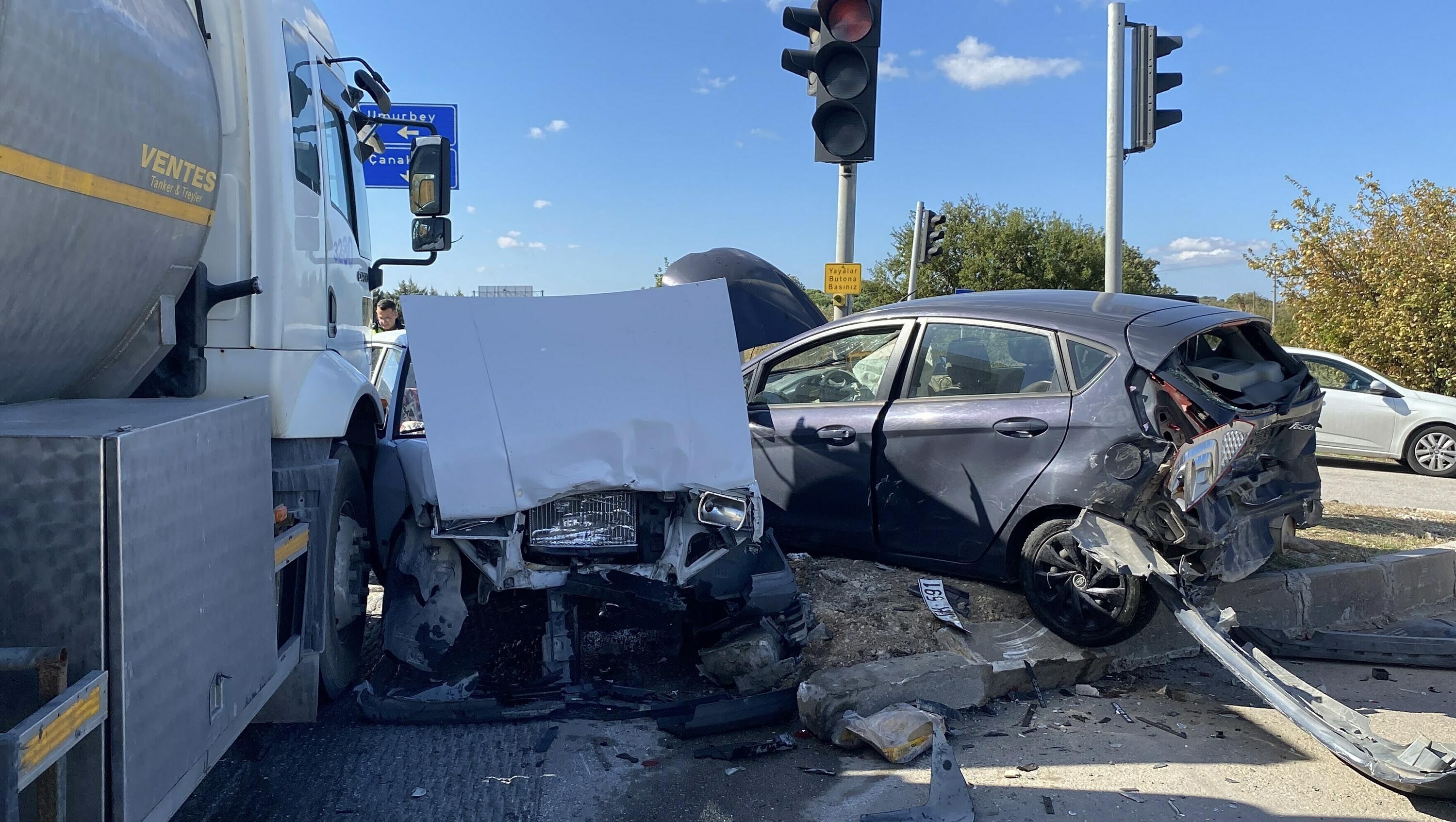 Çanakkale’de Freni Boşaldığı Öne Sürülen Tanker 4 Otomobile Çarptı (1)