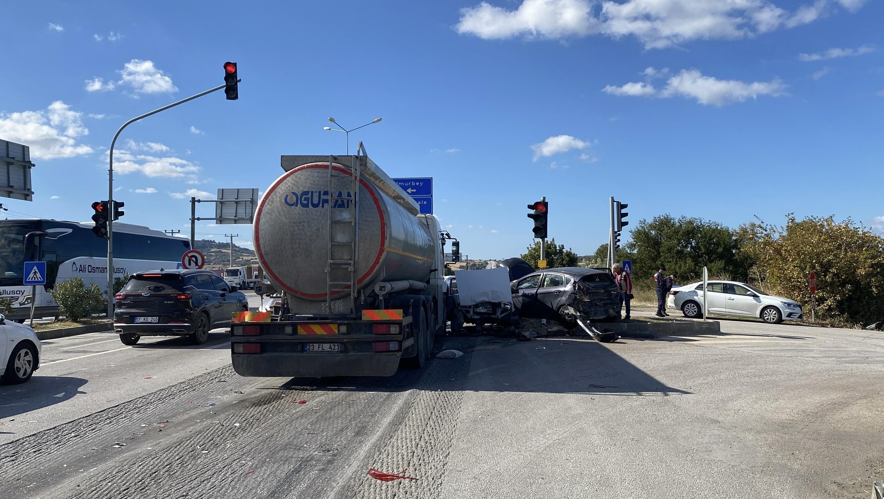 Çanakkale’de Freni Boşaldığı Öne Sürülen Tanker 4 Otomobile Çarptı (2)