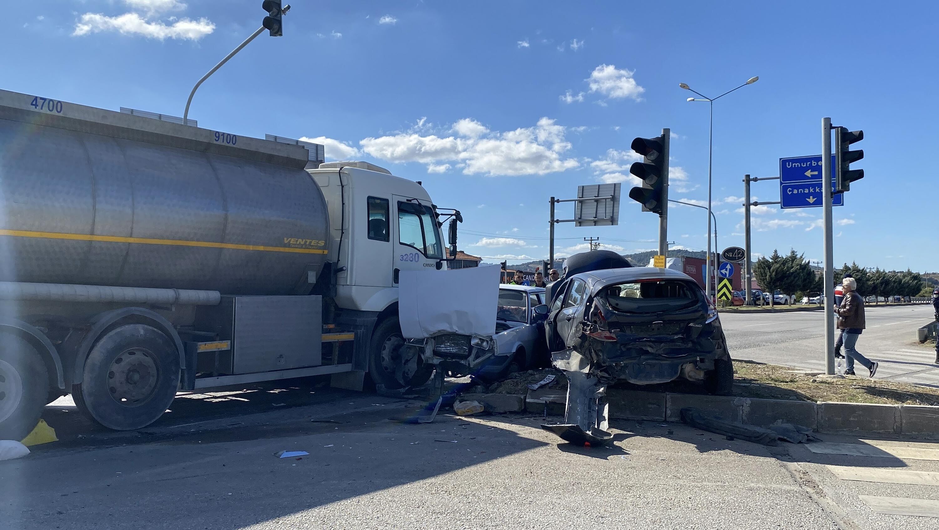 Çanakkale’de Freni Boşaldığı Öne Sürülen Tanker 4 Otomobile Çarptı (3)