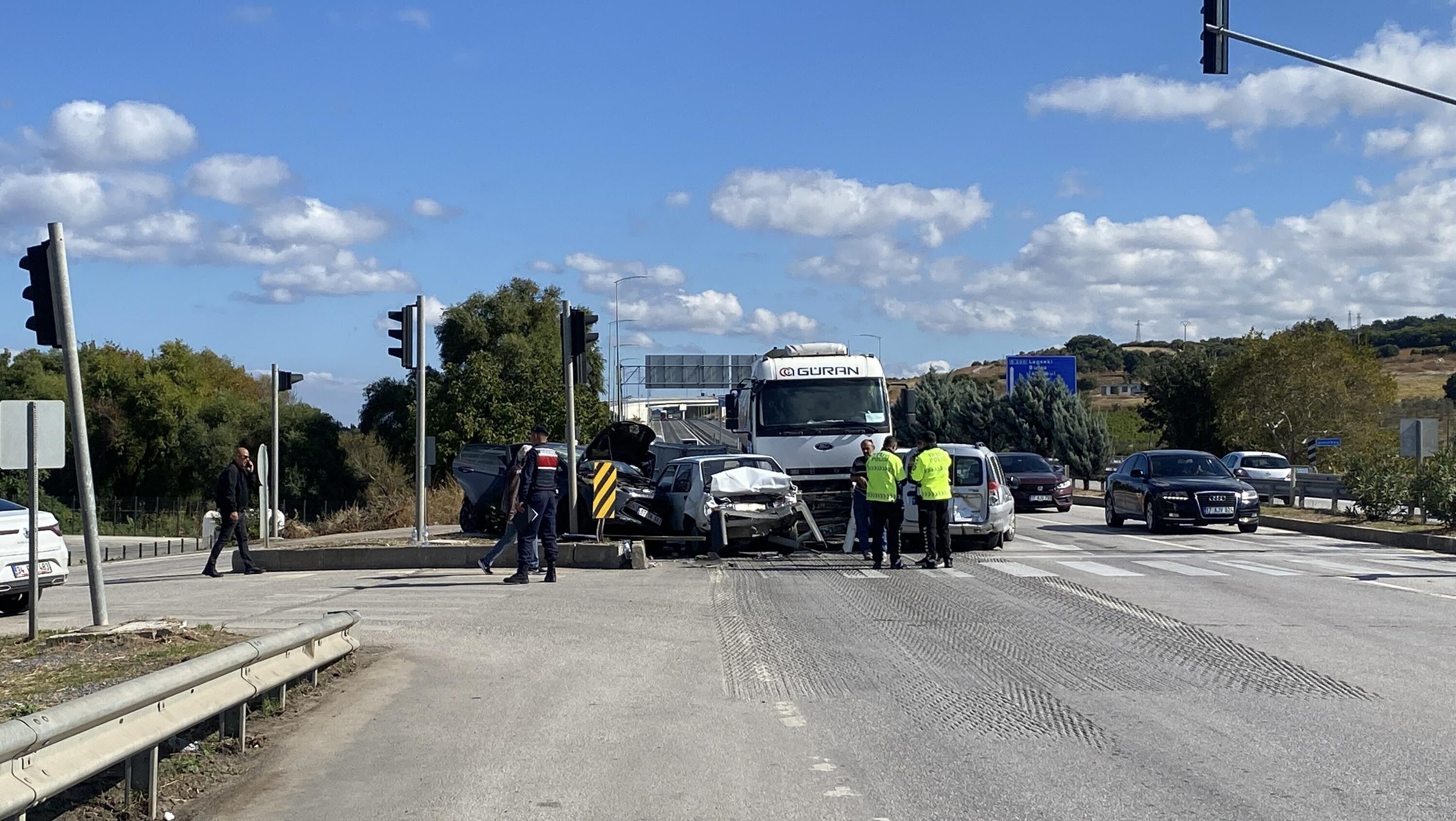 Çanakkale’de Freni Boşaldığı Öne Sürülen Tanker 4 Otomobile Çarptı (5)