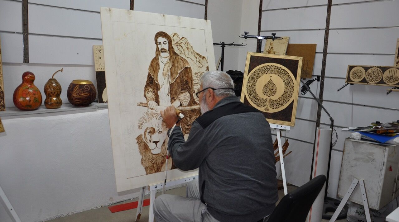 Deprem Sonrası Atölye Kurdu, Atık Malzemeleri Sanat Eserine Dönüştürüyor3