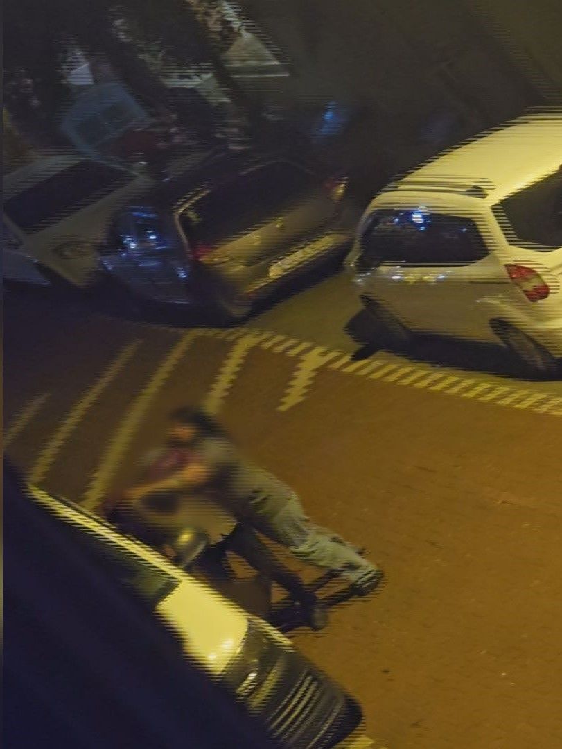 Kadın Tartıştığı Erkeği Sokak Ortasında Darbetti! Araçlara da Zarar Verdi