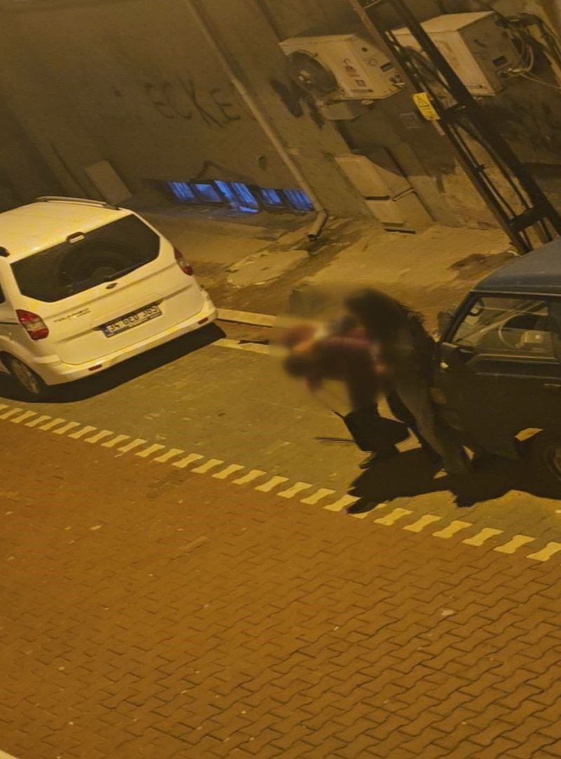 Kadın Tartıştığı Erkeği Sokak Ortasında Darbetti! Araçlara da Zarar Verdi
